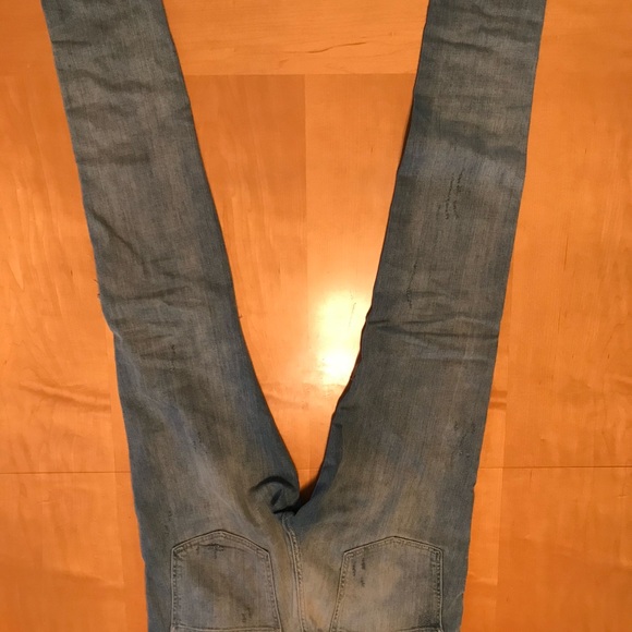 Represent clothing distressed light wash jeans - Picture 3 of 4